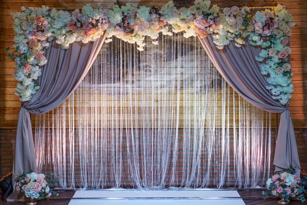 Arco de boda para ceremonia de boda. Hermosa decoración de la boda en estilo rústico — Foto de Stock