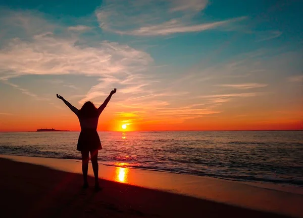 Счастливая Девушка Наслаждается Закатом Пляже — стоковое фото