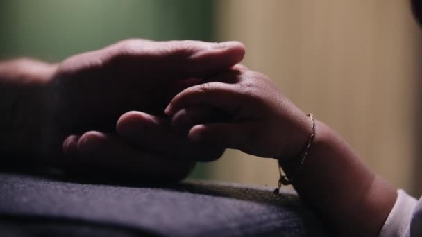 Großvater Hält Die Hand Eines Kindes Gemischtes Rennkonzept Nahaufnahme Fürsorge — Stockvideo