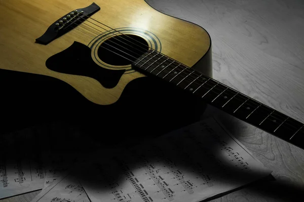 Акустична Гітара Нотами — стокове фото