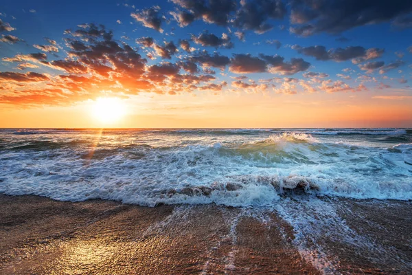 Sol Manhã Beira Mar Com Uma Bela Luz — Fotografia de Stock