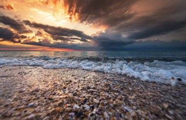 Güzel günbatımında tropik bir sahil. Doğa arkaplanı.