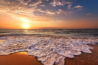 Sahilde güzel bir tropikal gün doğumu.