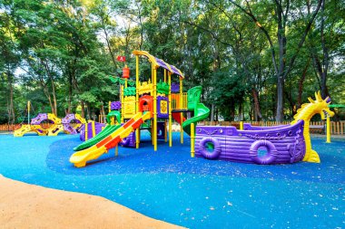 Parktaki bahçedeki renkli oyun parkı.