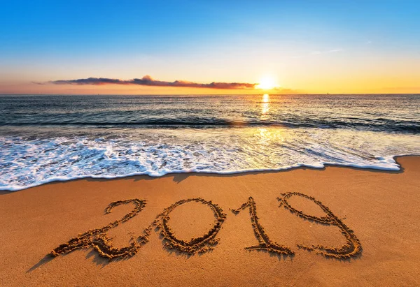 Sayı sahil güneş doğarken kum üzerinde yazılı 2019