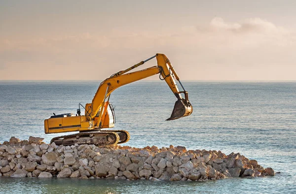 Graafmachine Verschuivingen Stenen Het Strand — Stockfoto