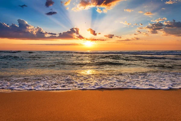 Bunte Meer Strand Sonnenaufgang Mit Tiefblauem Himmel Und Sonnenstrahlen — Stockfoto