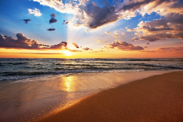 Цветной Океан Пляж Восход Солнца Глубоким Голубым Небом Солнечными Лучами — стоковое фото