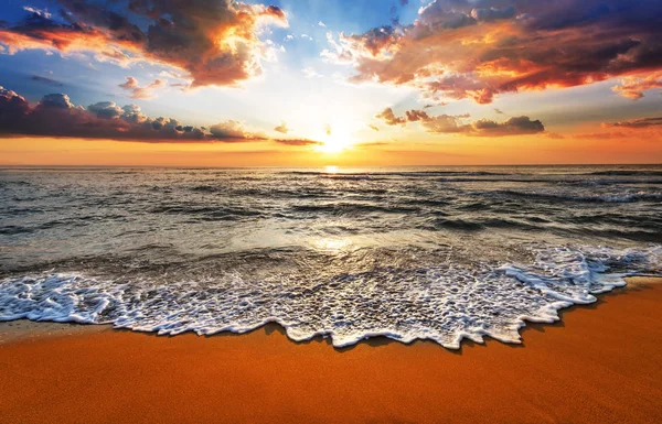 Hermosa Puesta Sol Colorida Mar Con Nubes Dramáticas Sol Brillante — Foto de Stock