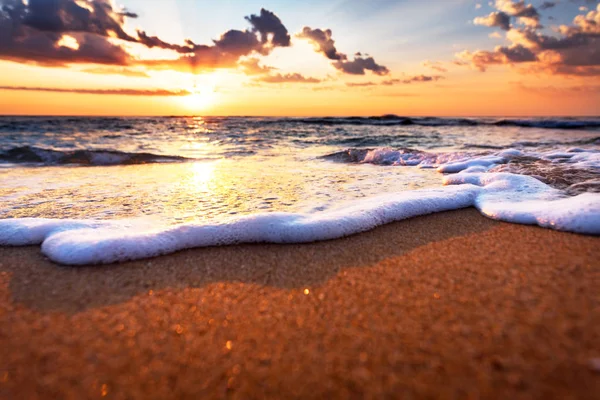 美しい光と海辺で朝の太陽. — ストック写真