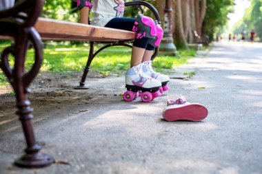 Çocuk, yaz parkında paten kaymak.