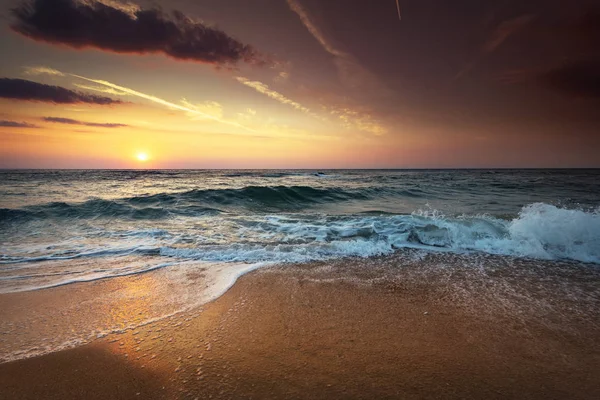 Puesta de sol océano horizonte cielo nubes puesta de sol paisaje . — Foto de Stock