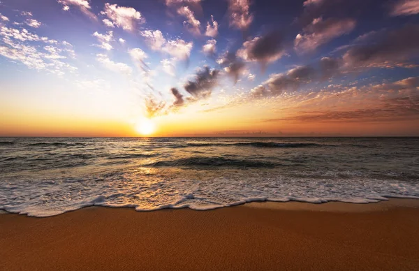 Schöner leuchtend violetter Sonnenaufgang über dem Meer! — Stockfoto
