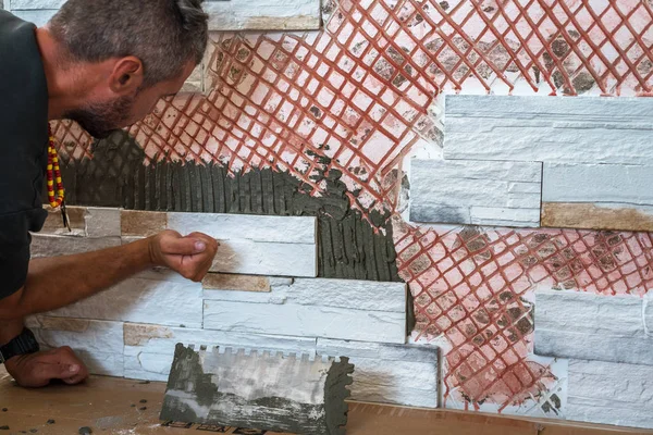 Instalación de los azulejos en la pared . — Foto de Stock