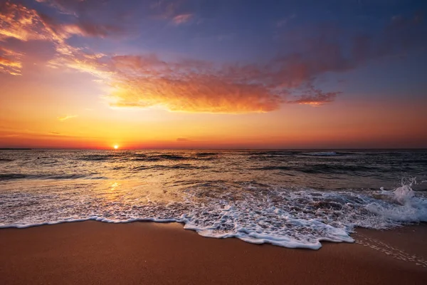 Lucht achtergrond bij zonsondergang. Natuur samenstelling! — Stockfoto