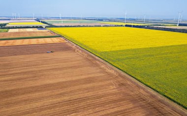 Tarlasını süren bir çiftçinin drone görüntüsü. Dron resmi!