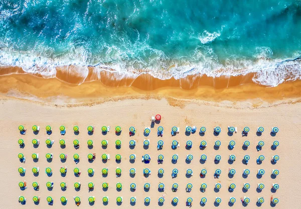 Playa Tropical Con Sombrillas Colores Fotos Con Dron — Foto de Stock