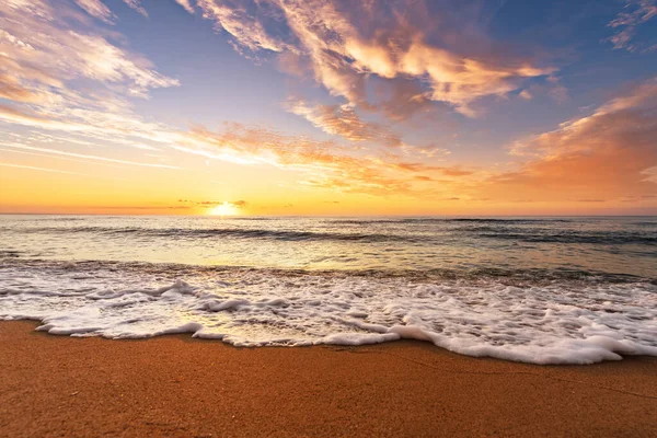 Paesaggio Con Tramonto Sul Mare Sulla Spiaggia — Foto Stock