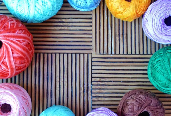 Marco Formado Por Madejas Hilo Muchos Colores Sobre Una Mesa —  Fotos de Stock