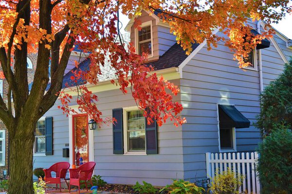 Типичный американский дом осенью