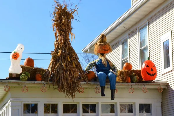 トウモロコシ カボチャ かかし 幽霊とハロウィンのために飾られた家の屋根 — ストック写真