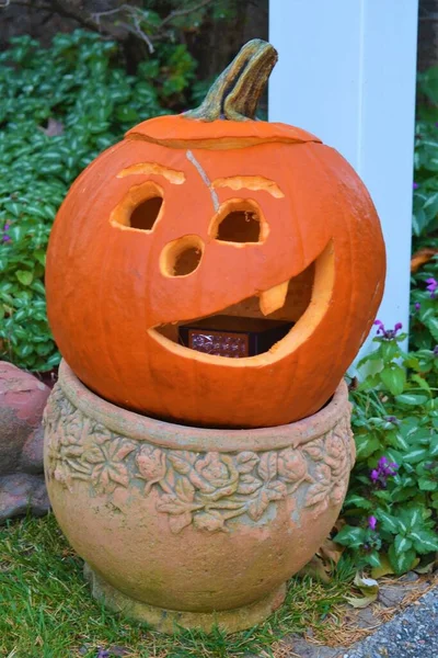 Citrouille Sculptée Forme Visage Avec Sourire Tordu Une Lampe Intérieur — Photo