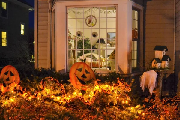 ハロウィンの夜のために飾られたアメリカの家 — ストック写真