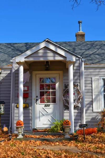 Huvudentrén Till Ett Amerikanskt Hus Inrett För Halloween Med Snidade — Stockfoto