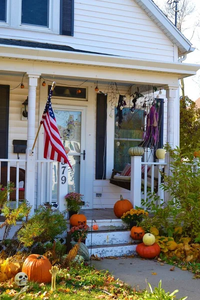 Entré Till Ett Amerikanskt Hus Dekorerat Till Halloween Med Pumpor — Stockfoto