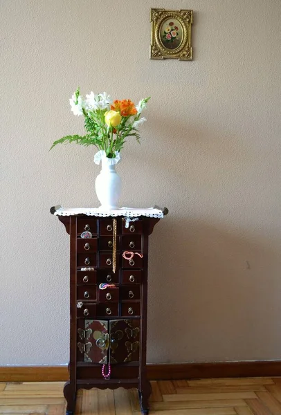 Jeweled Chest Drawers Vase Flowers Top Picture Flowers Wall — Stock Photo, Image