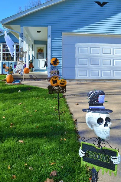 Décoration Halloween Dans Jardin Américain Avec Squelettes Fantômes Citrouilles — Photo