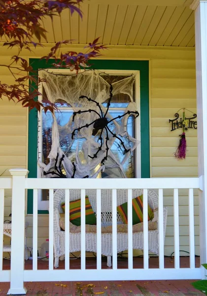 Veranda Ett Amerikanskt Hus Dekorerat För Halloween Med Spindelnät Och Royaltyfria Stockbilder