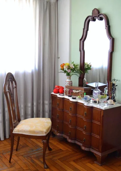 Interior Sebuah Ruangan Dengan Meja Ganti Marmer Feminin Dengan Karangan — Stok Foto