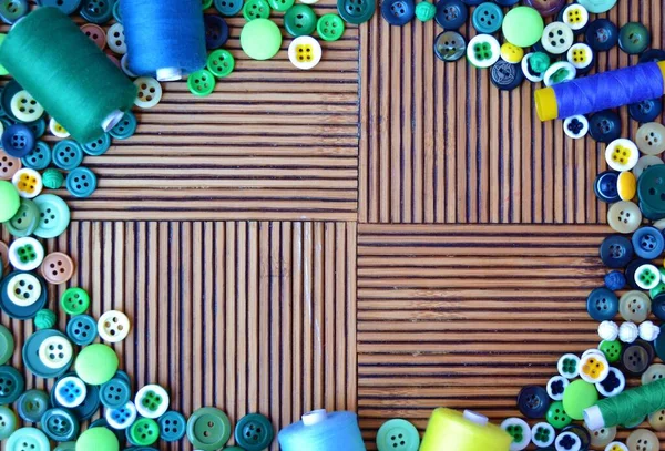 나무로 줄무늬 테이블 단추와 색실로 프레임 — 스톡 사진