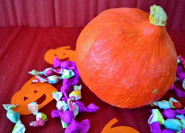 Хэллоуин Оранжевая Тыква Окружении Бумаги Резные Тыквы Конфеты — стоковое фото