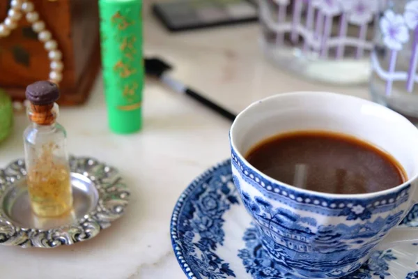 Una Taza Café Tocador Una Dama Rodeada Objetos Como Perfume —  Fotos de Stock