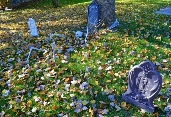 墓石と地面から出てくる骨格を持つ墓地を再現したアメリカの家のハロウィーンの装飾 — ストック写真