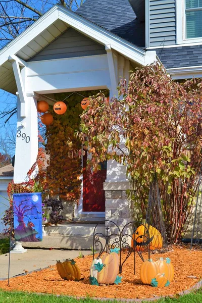 Fasad Ett Amerikanskt Hus Dekorerat För Halloween Med Snidade Pumpor — Stockfoto