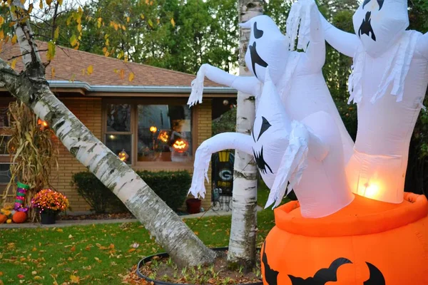 Décoration Halloween Gonflable Avec Trois Fantômes Devant Une Maison Décorée — Photo
