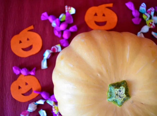 Желтая Тыква Хэллоуин Paper Carved Candy Pumpkins — стоковое фото