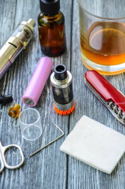 Natürmort e-çiğ ve jiuce ahşap arka plan üzerinde