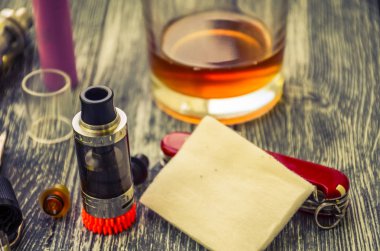 Natürmort e-çiğ ve jiuce ahşap arka plan üzerinde