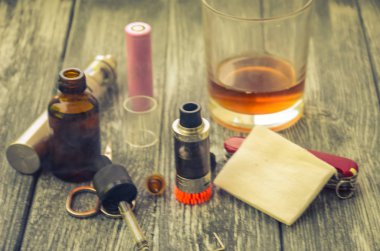 Natürmort e-çiğ ve jiuce ahşap arka plan üzerinde