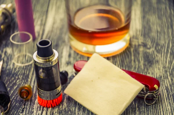 Natürmort e-çiğ ve jiuce ahşap arka plan üzerinde