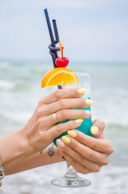 Mavi kokteyl cam deniz arka plan üzerinde