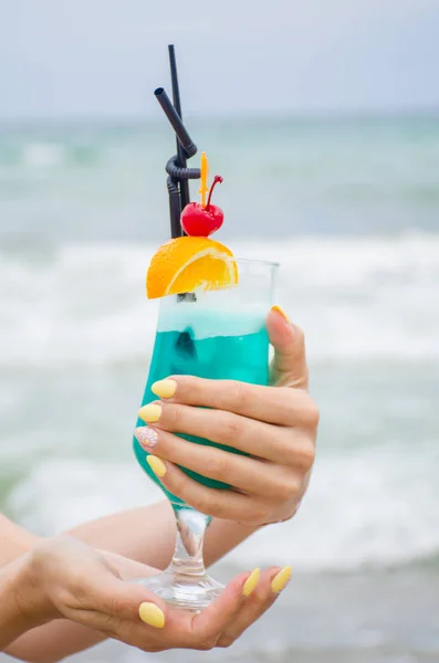 Blauwe Coctail Het Glas Achtergrond Van Zee — Stockfoto