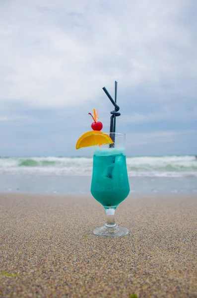 Cóctel Azul Vaso Sobre Fondo Marino — Foto de Stock