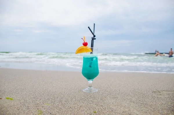 Cóctel Azul Vaso Sobre Fondo Marino — Foto de Stock