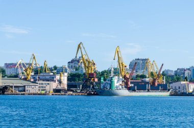 Odesa Limanı yaz sezonu ile deniz manzarası
