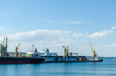 Odesa Limanı yaz sezonu ile deniz manzarası